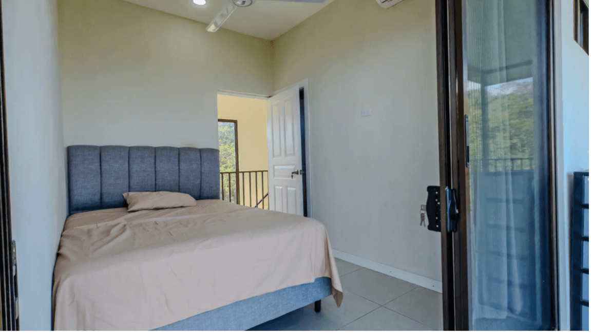 chambre avec porte coulissante en verre ciel maison fleur costa rica