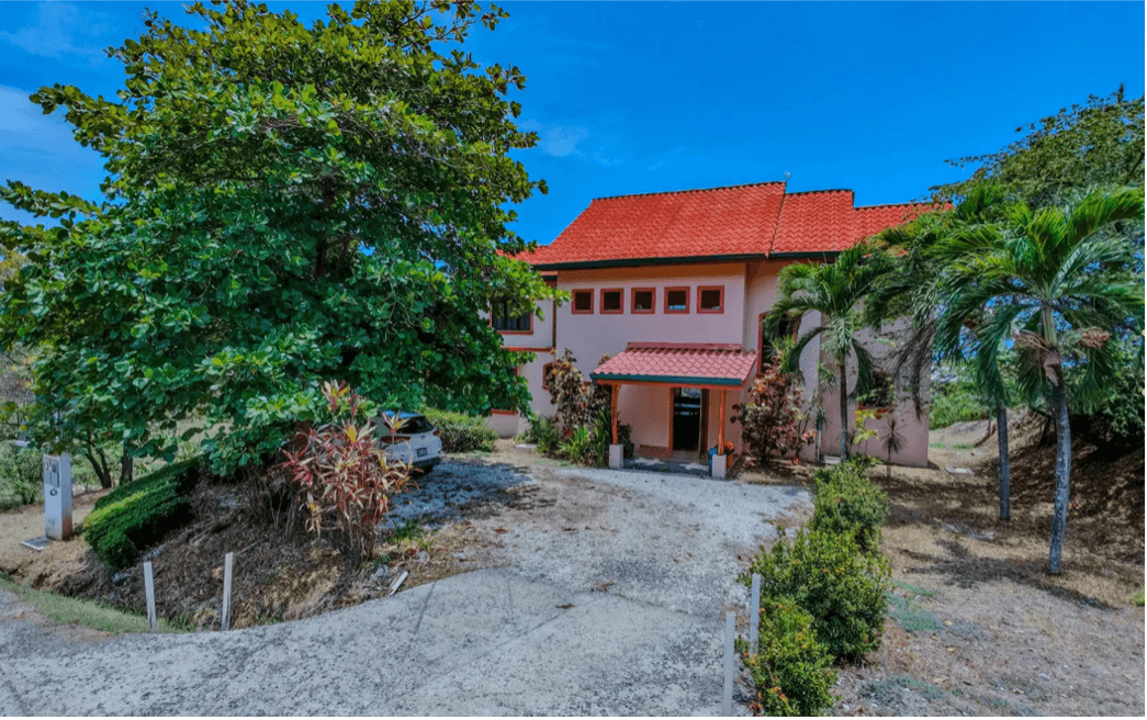 entrée de l’allée de garage Casa Magnifica maison tropicale Costa Rica