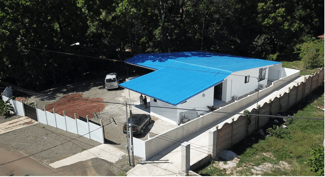 maison moderne avec toit bleu puerto carrillo costa rica