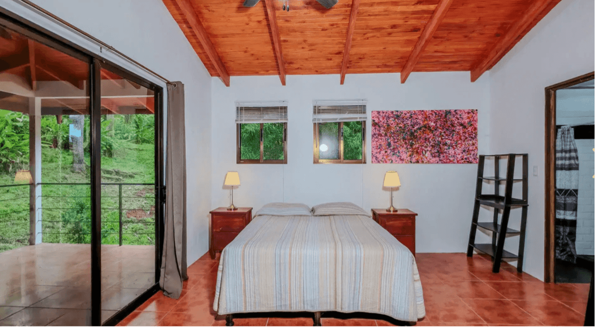 plafond en bois de la chambre casa miel