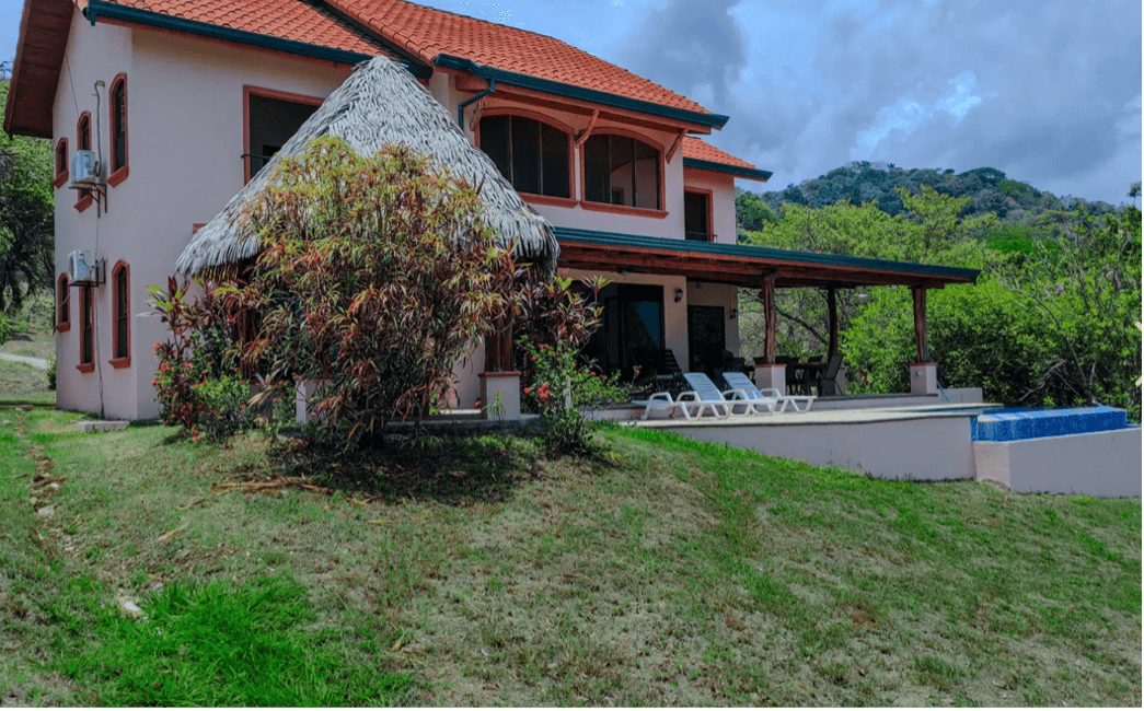 côté extérieur casa magnifica avec jardin tropical costa rica