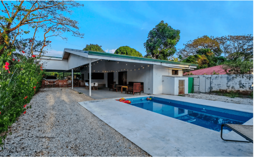 Casa Destello Blanco façade extérieure avant avec piscine à Sámara, Costa Rica