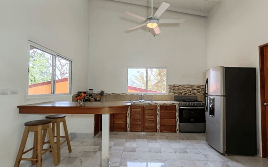 cuisine moderne finition bois maison au Costa Rica