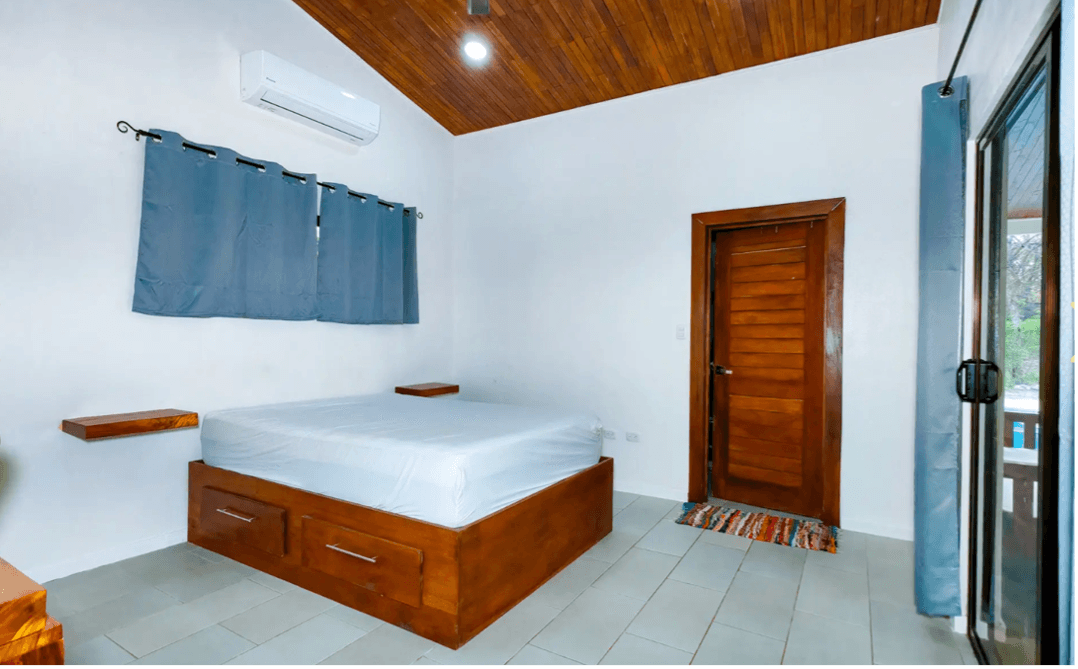 chambre avec lit en bois et climatisation dans casa destello blanco