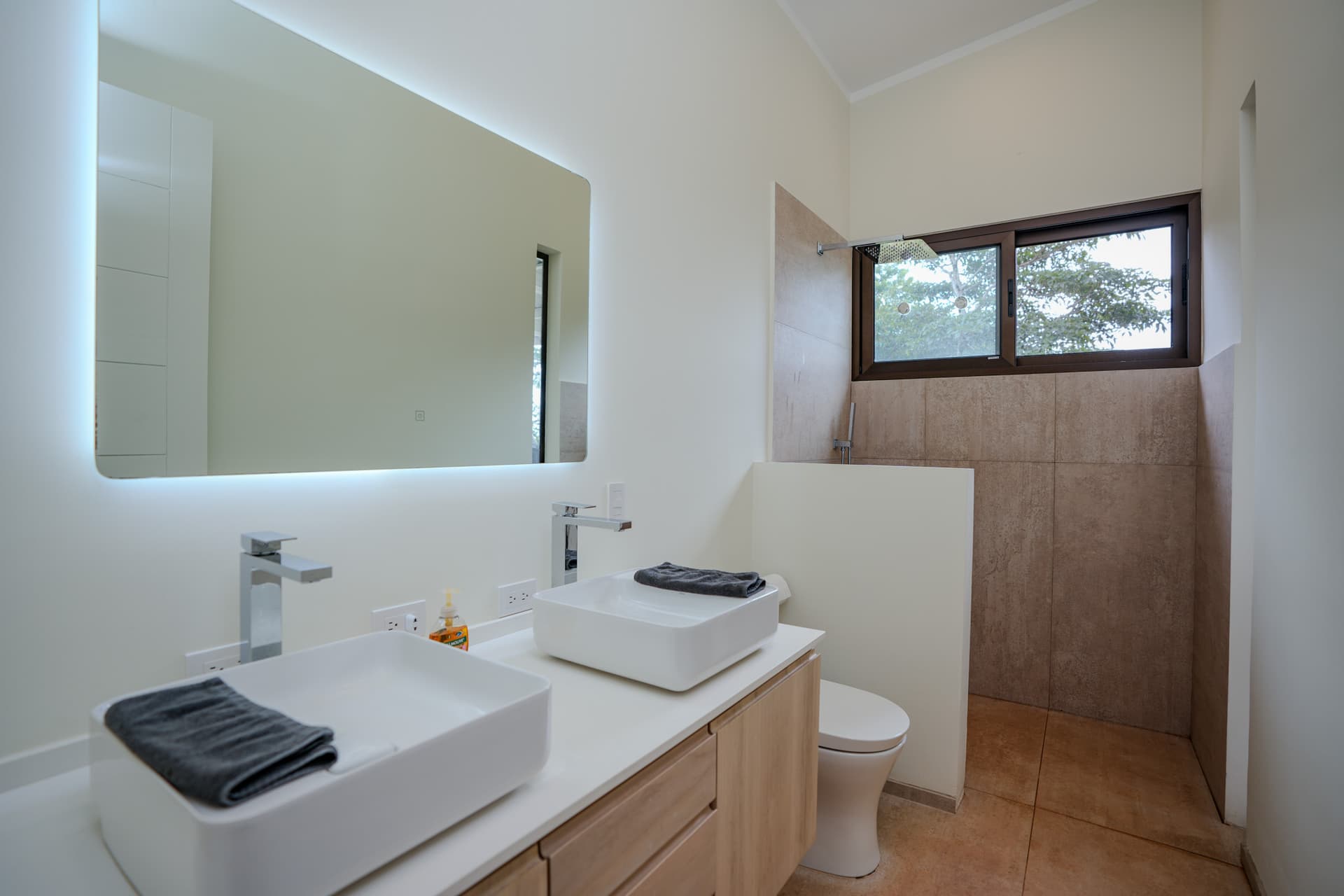 salle de bains whisper house avec douche moderne et finitions élégantes