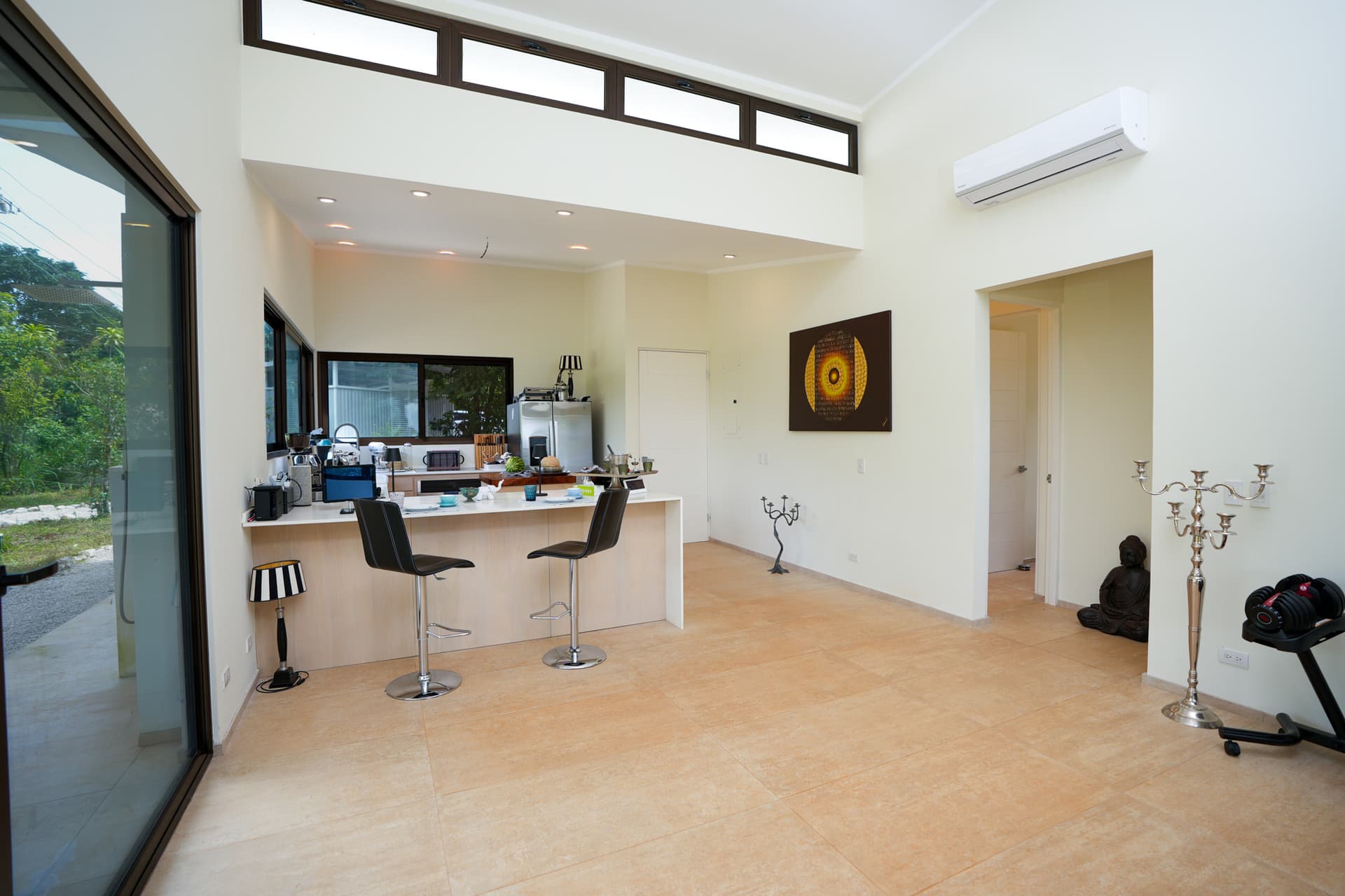 salon moderne whisper house avec cuisine ouverte et baies vitrées