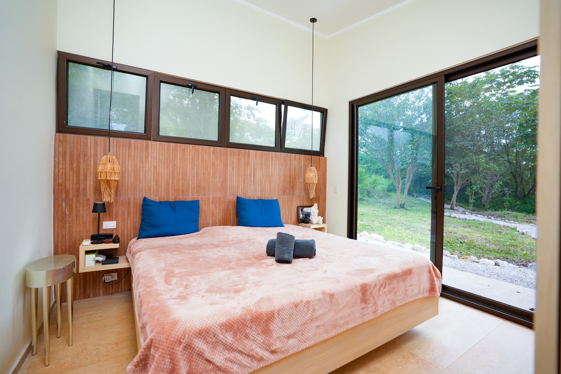 chambre Whisper House avec de grandes fenêtres et vue sur la forêt