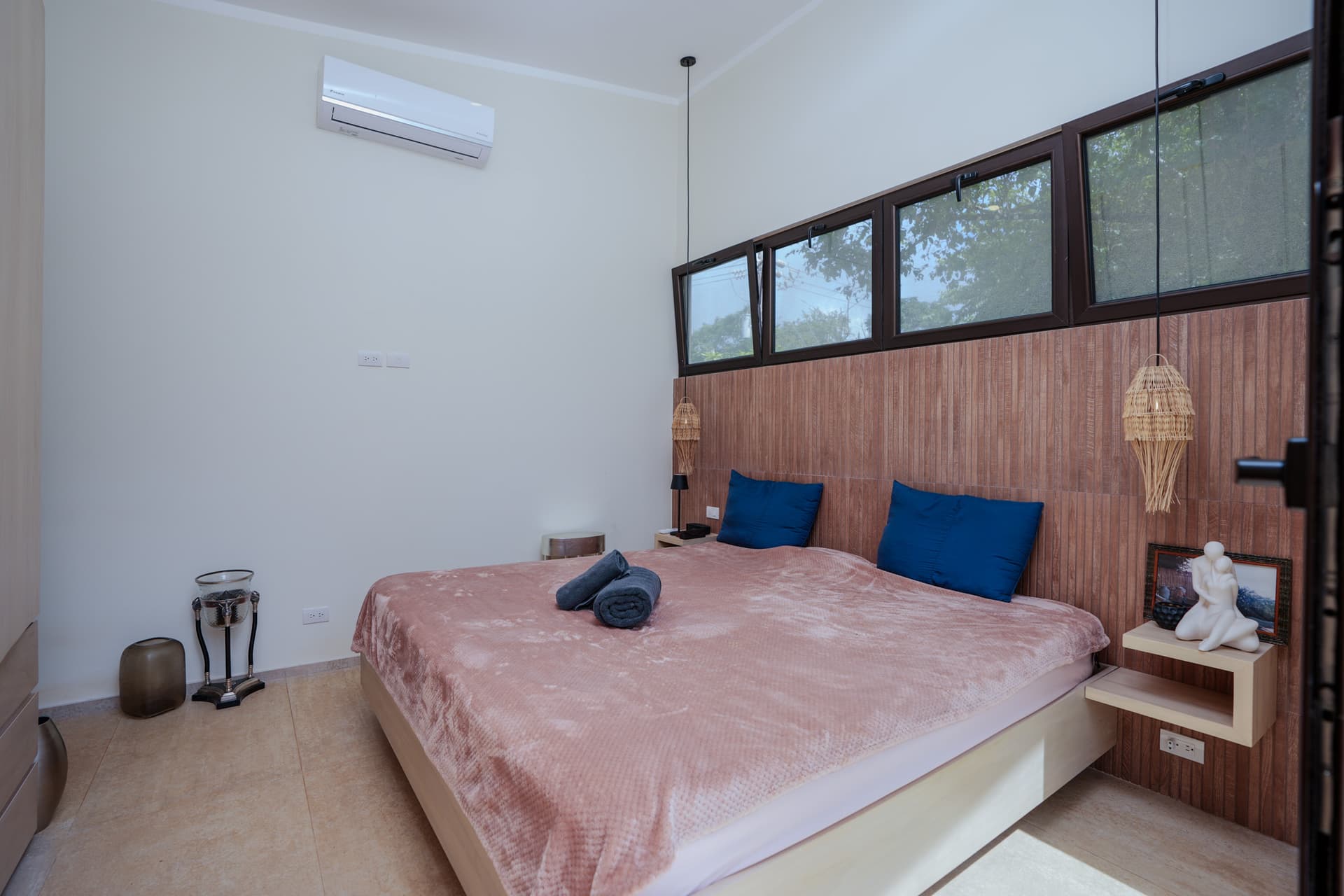 chambre Whisper House avec grand lit et climatisation