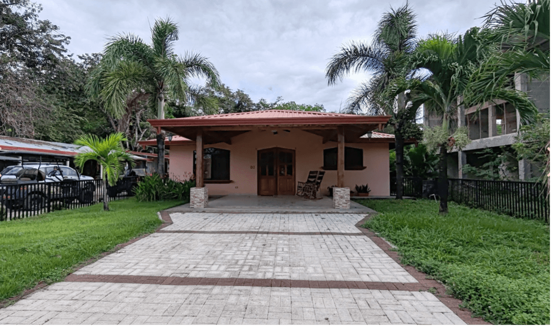 façade extérieure de la Casa Rosa avec allée d’accès, Samara, Costa Rica