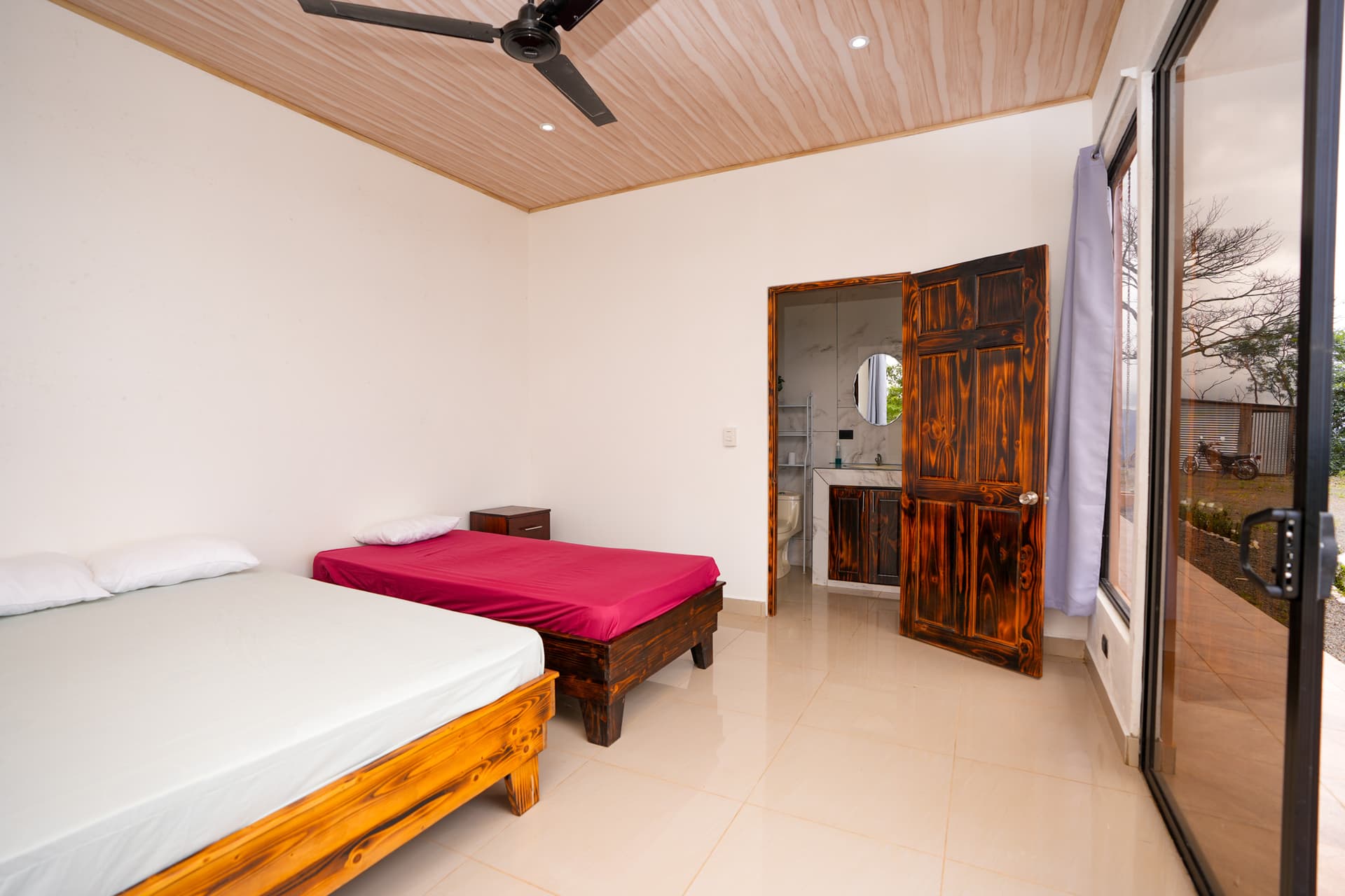 chambre avec lit double fenêtre sortie extérieure maison belle vue