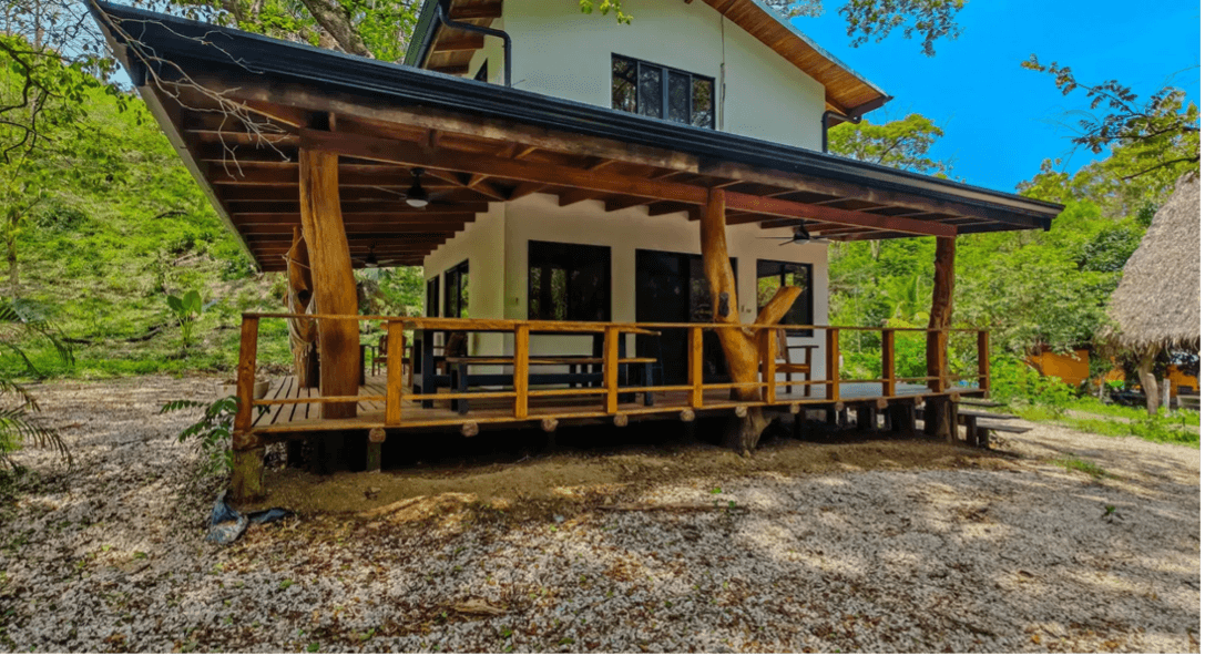 maison dans la jungle extérieur terrasse en bois samara costa rica