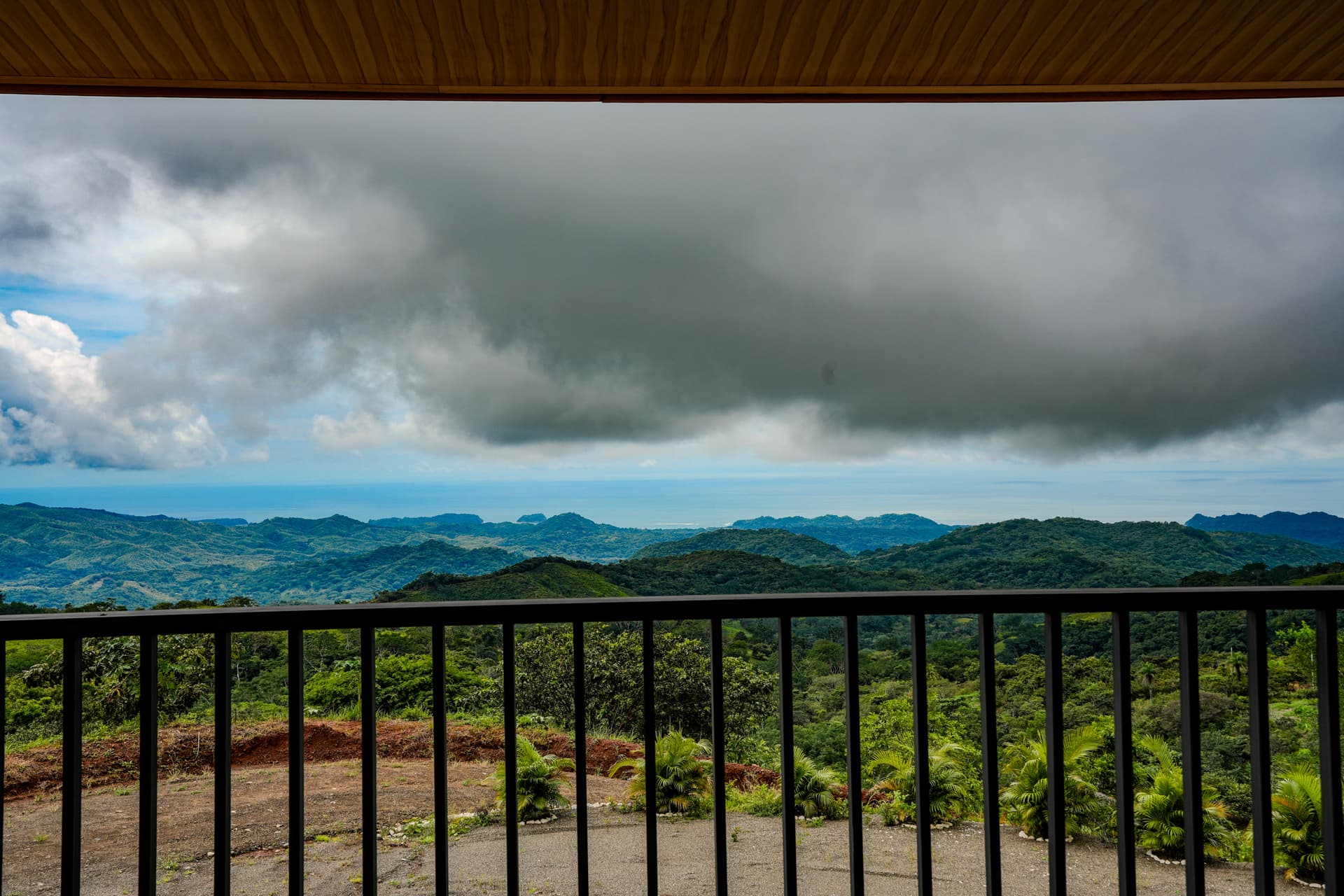 terrasse avec rambarde, vue panoramique sur les montagnes et la mer, Sámara