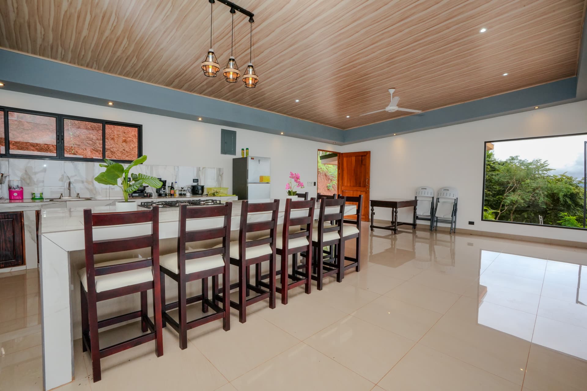 cuisine ouverte avec îlot en bois salle à manger spacieuse maison belle vue samara