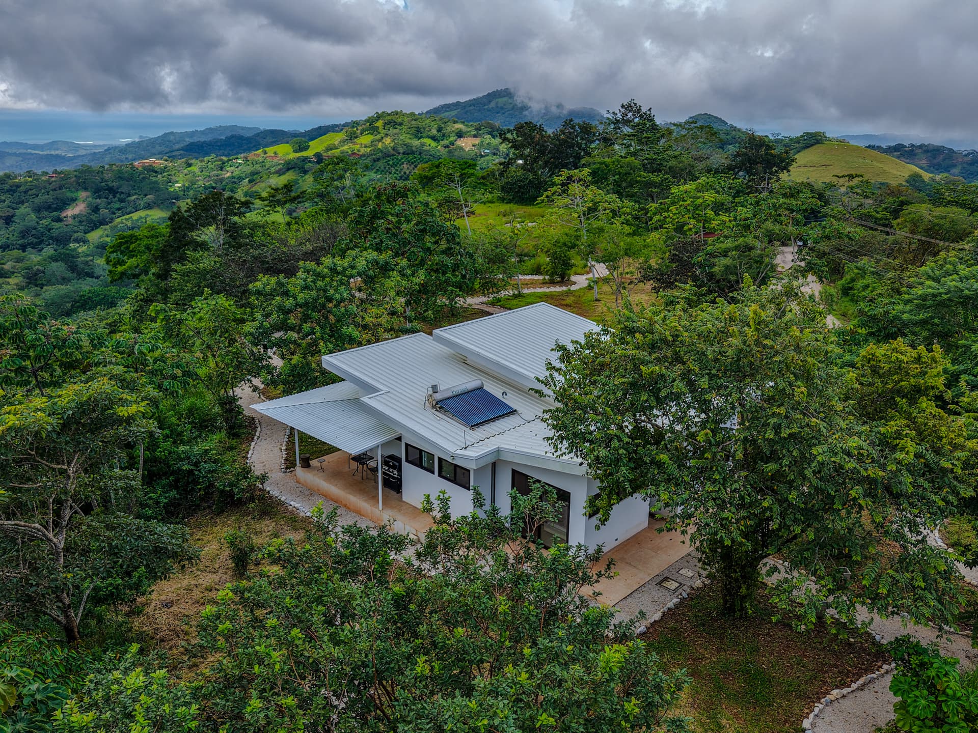 vue aérienne de Whisper House entourée de forêt et de montagnes, Sámara