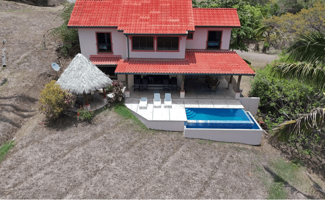 maison magnifique façade avant avec piscine et vue sur l’océan playa camaronal costa rica