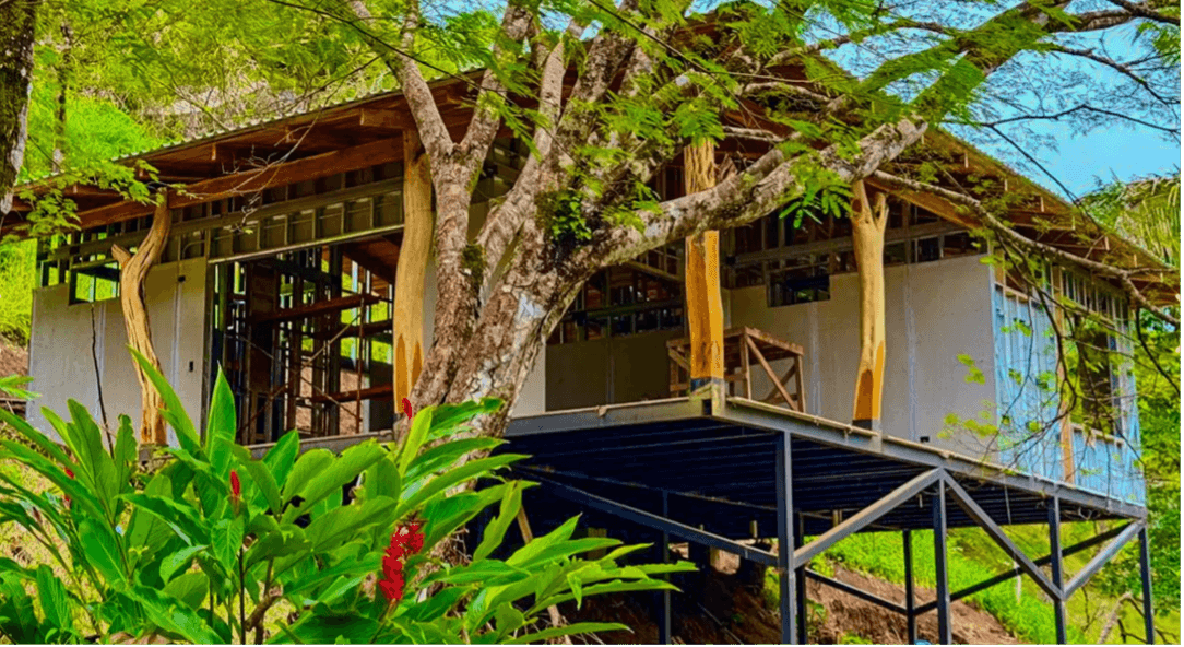 maison surélevée entourée d’arbres, Costa Rica