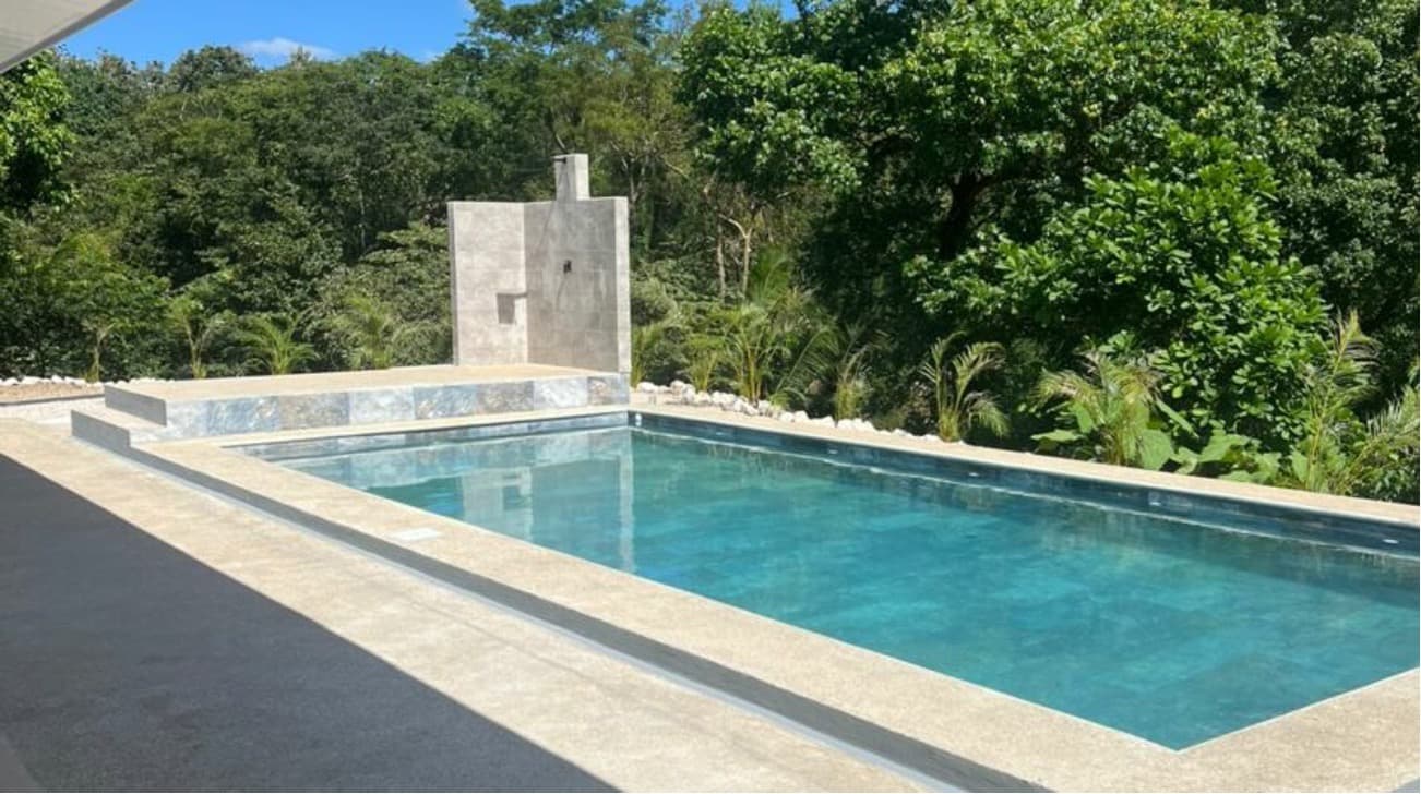 piscine extérieure maison des singes tropicale
