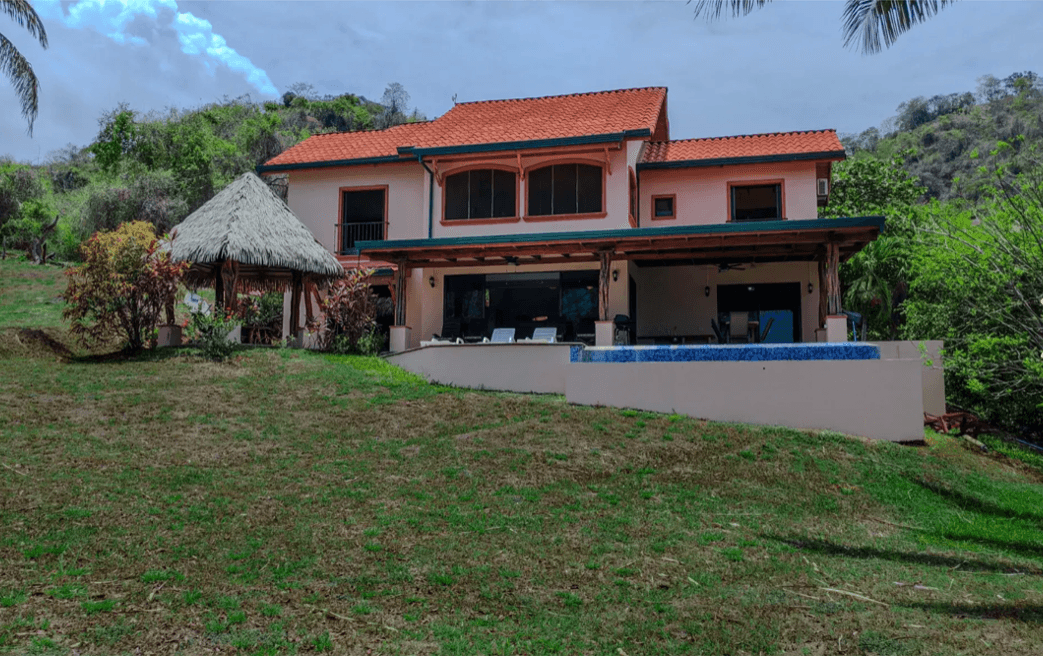 vue de face de la maison casa magnifica costa rica cadre tropical