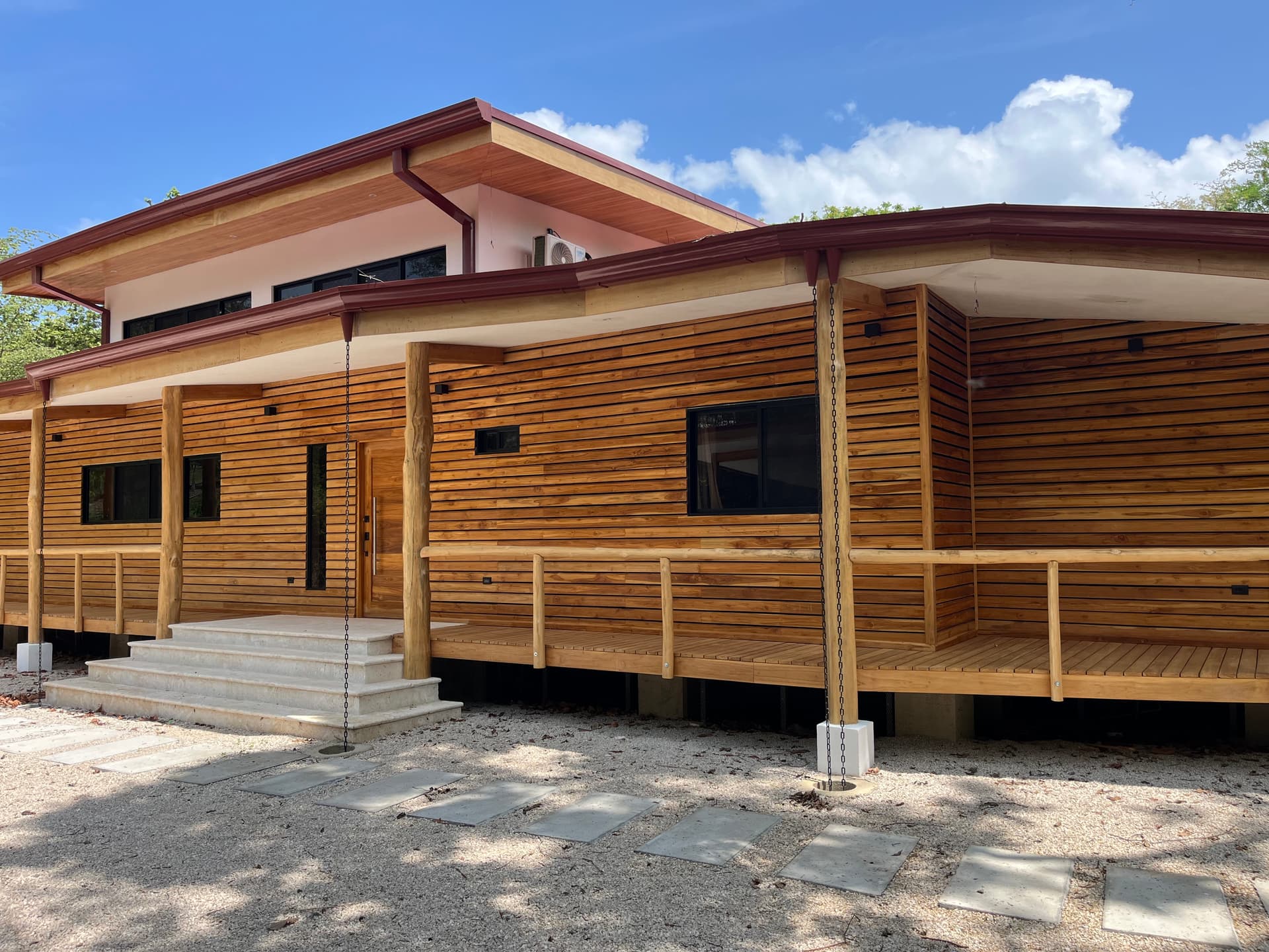 maison à l’architecture moderne tropicale en bois dans les bois de Samara, Costa Rica