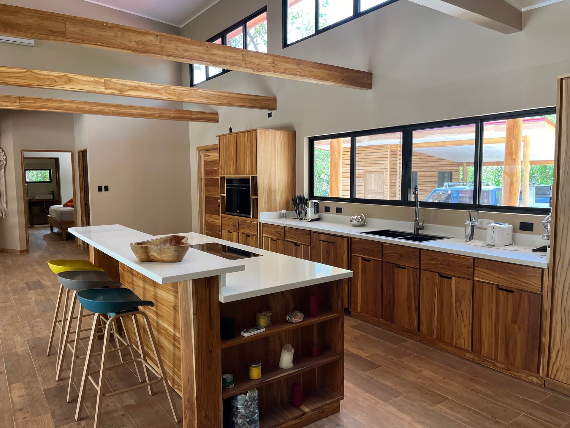 cuisine gastronomique en teck à l’intérieur de Casa del Bosque, Samara Woods, Costa Rica