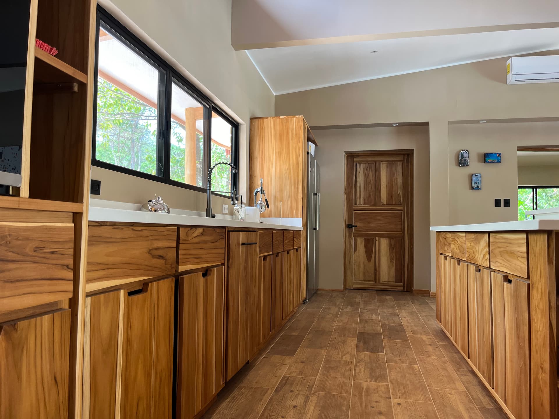 intérieur de cuisine moderne avec des placards en bois casa del bosque costa rica