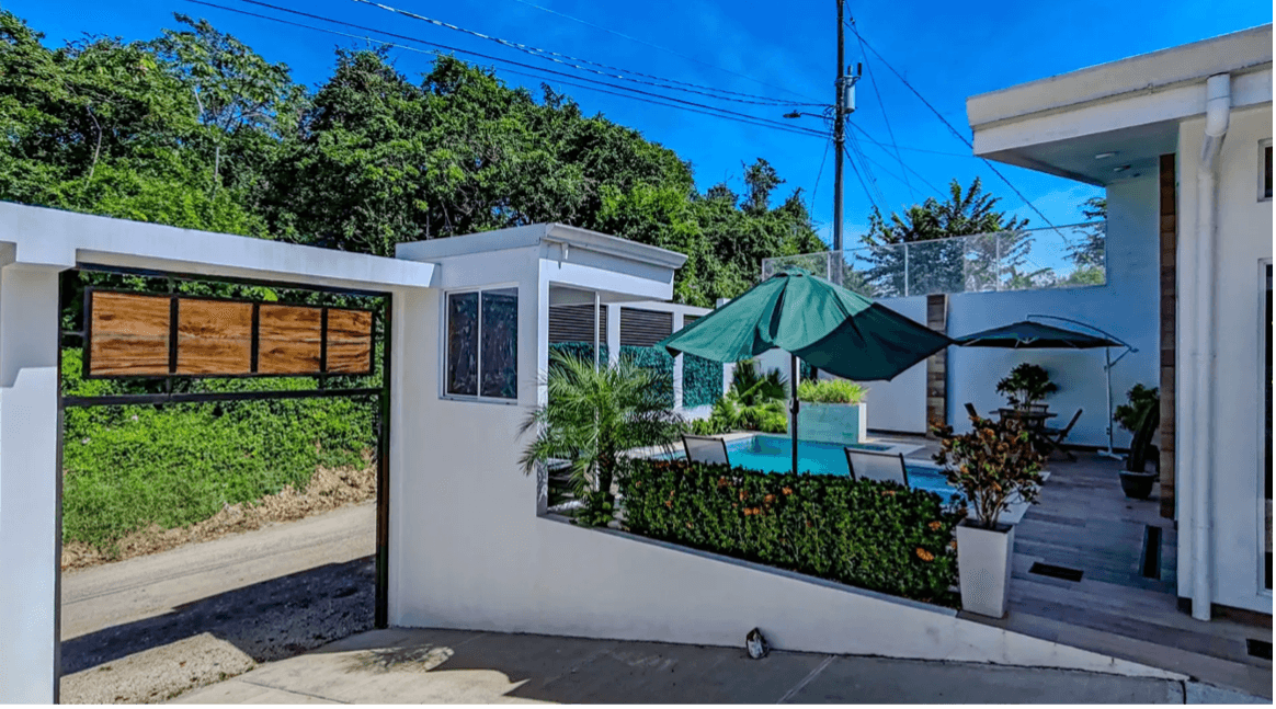 Entrée et cour avant Casa Oasis Samara Costa Rica