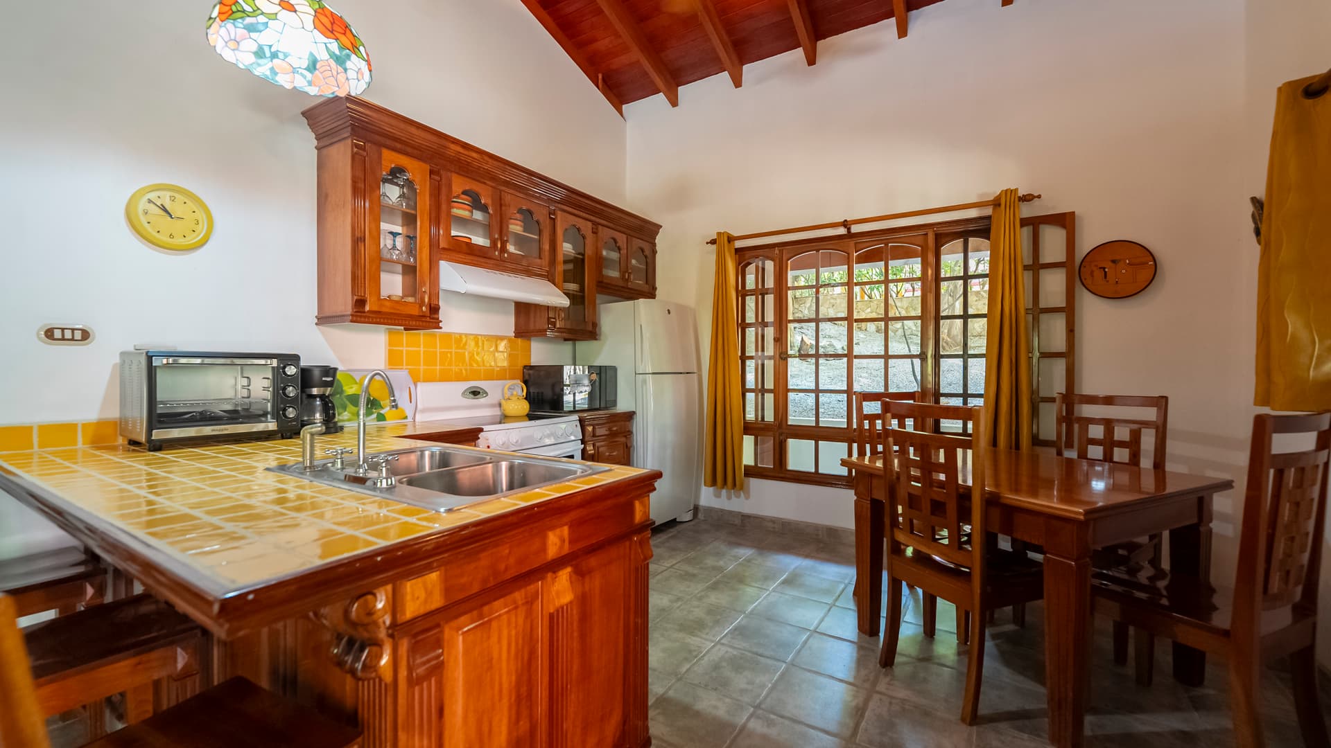 cuisine tropicale en bois a l'interieur d'une maison a vendre a Samara, Costa Rica