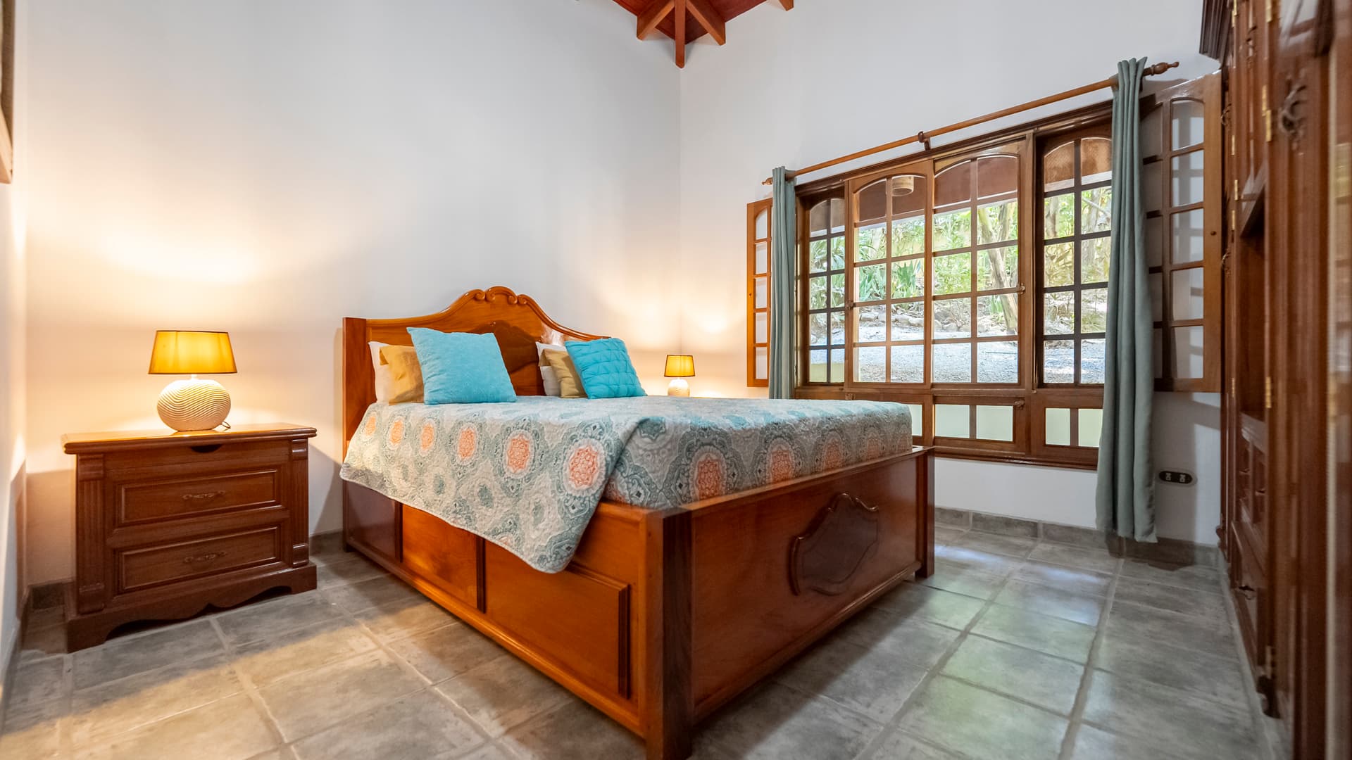 chambre principale spacieuse à l’intérieur d’une maison tropicale à vendre à Samara, Costa Rica