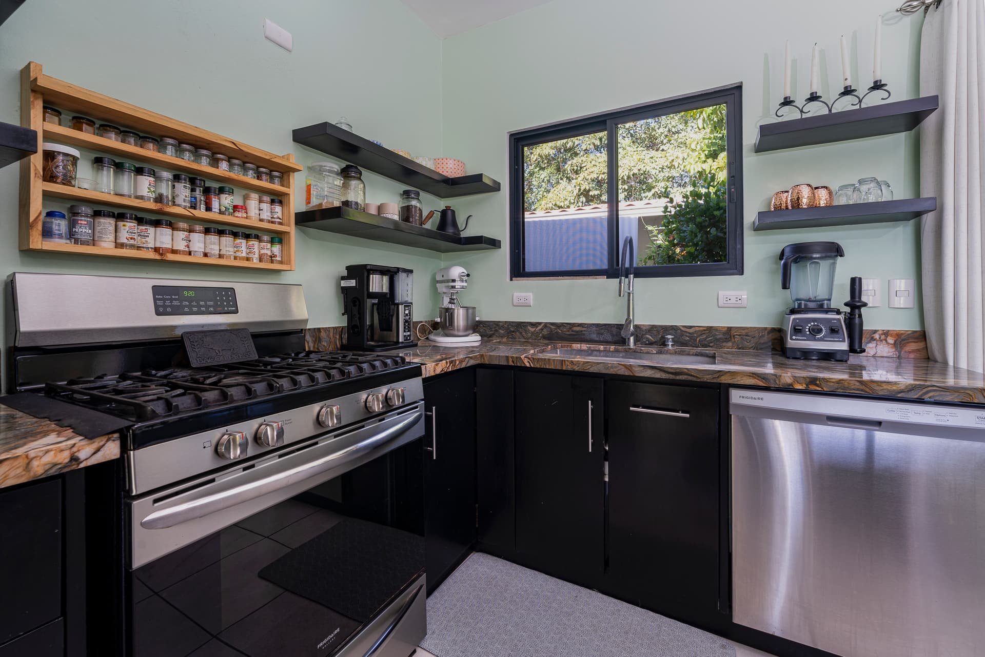 cuisine moderne avec plans de travail en granit à l’intérieur d’une maison à Samara, Costa Rica