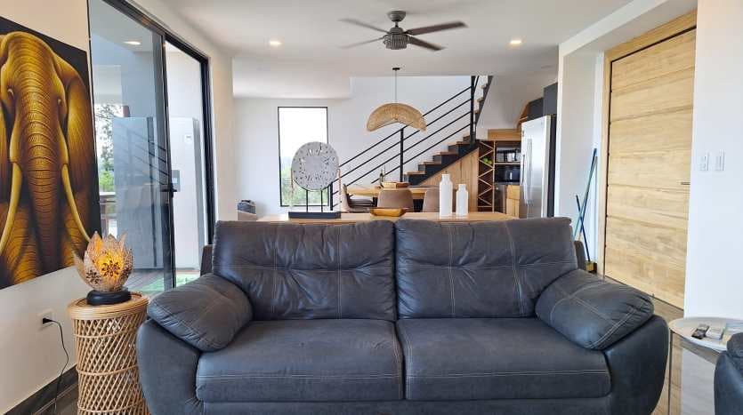 Intérieur de salon moderne dans une villa de luxe à vendre à Samara, Costa Rica