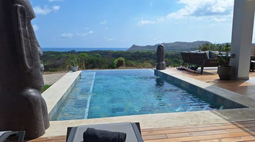 Piscine à débordement avec vue panoramique sur l’océan dans une villa de luxe à vendre à Samara, Costa Rica