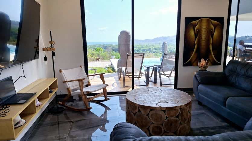 Espace salon relaxant avec vue sur l’océan à l’intérieur d’une villa de luxe à vendre à Samara, Costa Rica