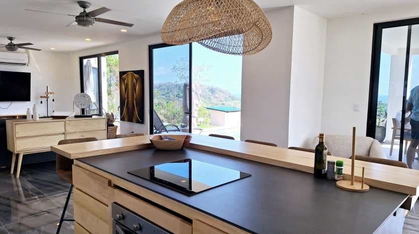 Cuisine moderne avec vue sur l’océan dans une villa de luxe à vendre à Samara, Costa Rica