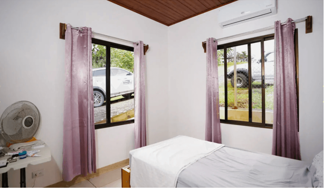Intérieur de chambre lumineux maison tropicale avec chambre douillette