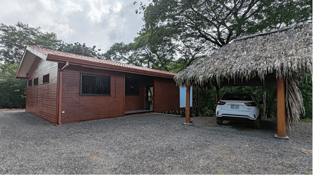 Zone de stationnement du ranch Villa Jungle Verte parking couvert rancho villa jungle samara