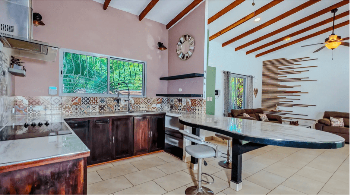 Intérieur de la cuisine de la villa Tropical View intérieur de cuisine vue tropicale villa samara costa rica