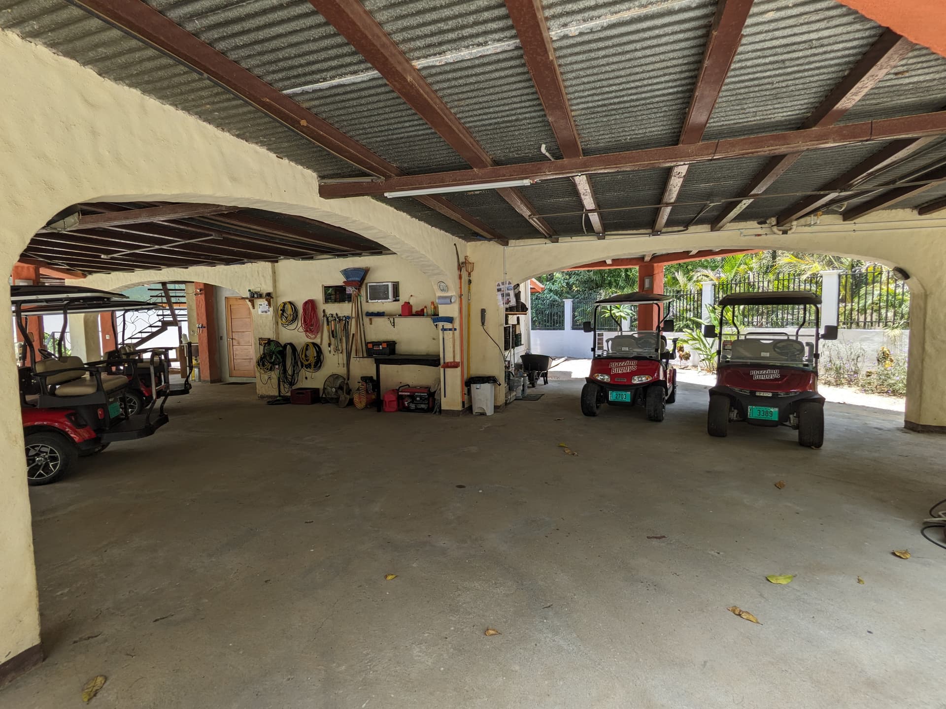 Zone de stationnement couverte Propriete tropicale parking couvert et zone de garage paradis tropical multi-unité samara costa rica