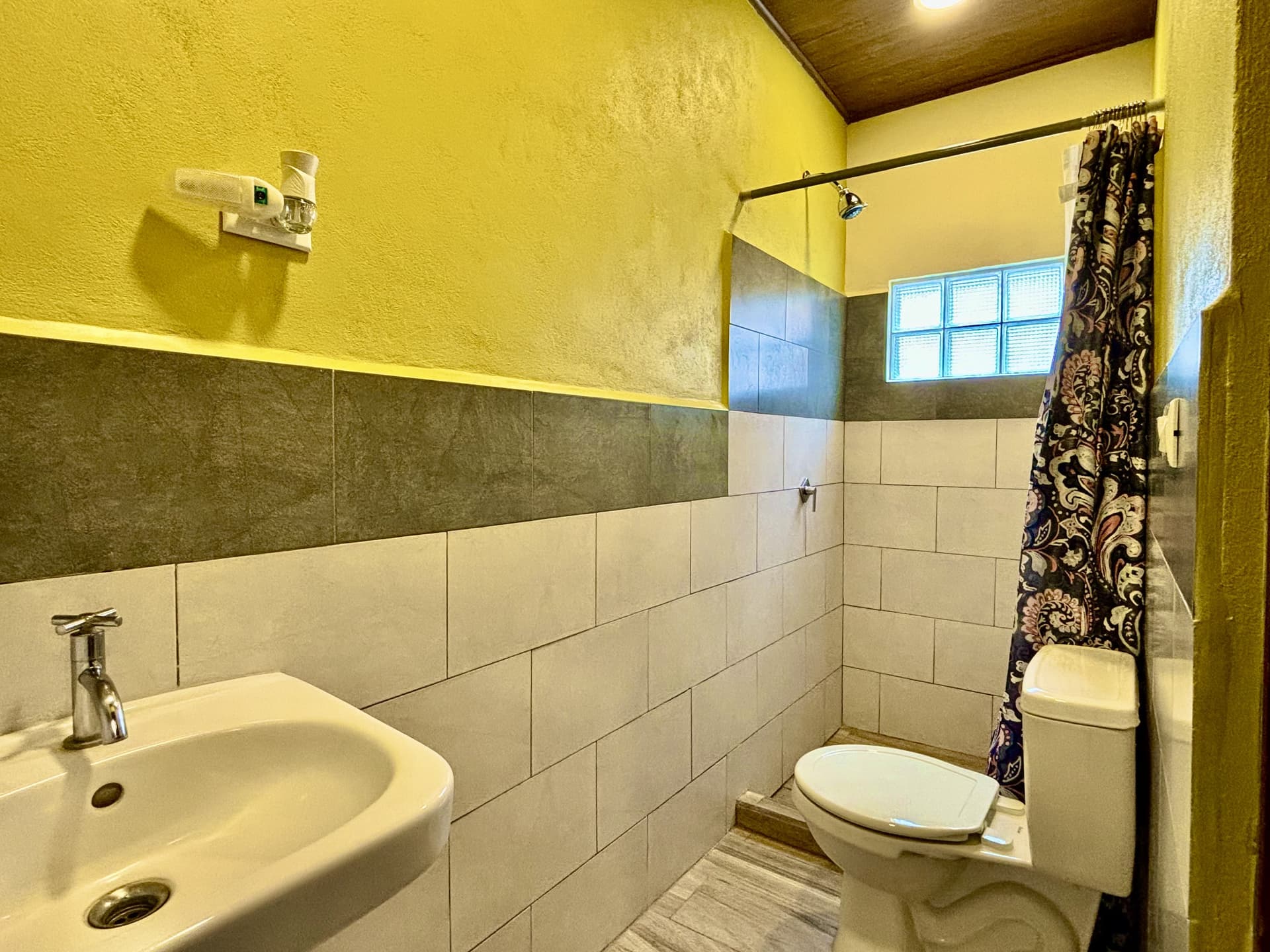 Intérieur de salle de bains Toucan Beach Villa salle de bain à l’intérieur de la villa toucan beach, Puerto Carrillo, Costa Rica