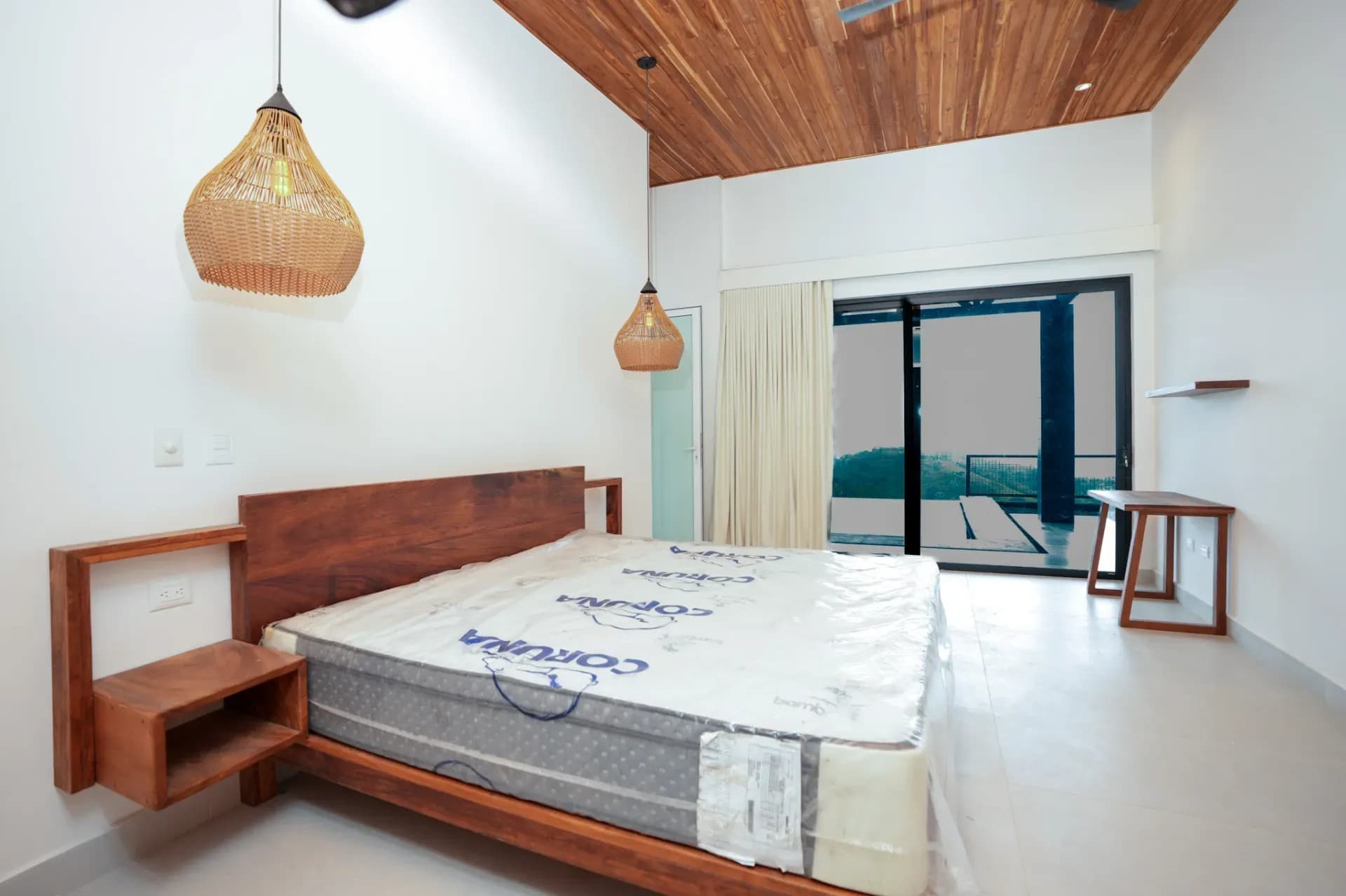 Vue intérieure de la chambre intérieur de chambre moderne de villa éternelle avec plafond en bois