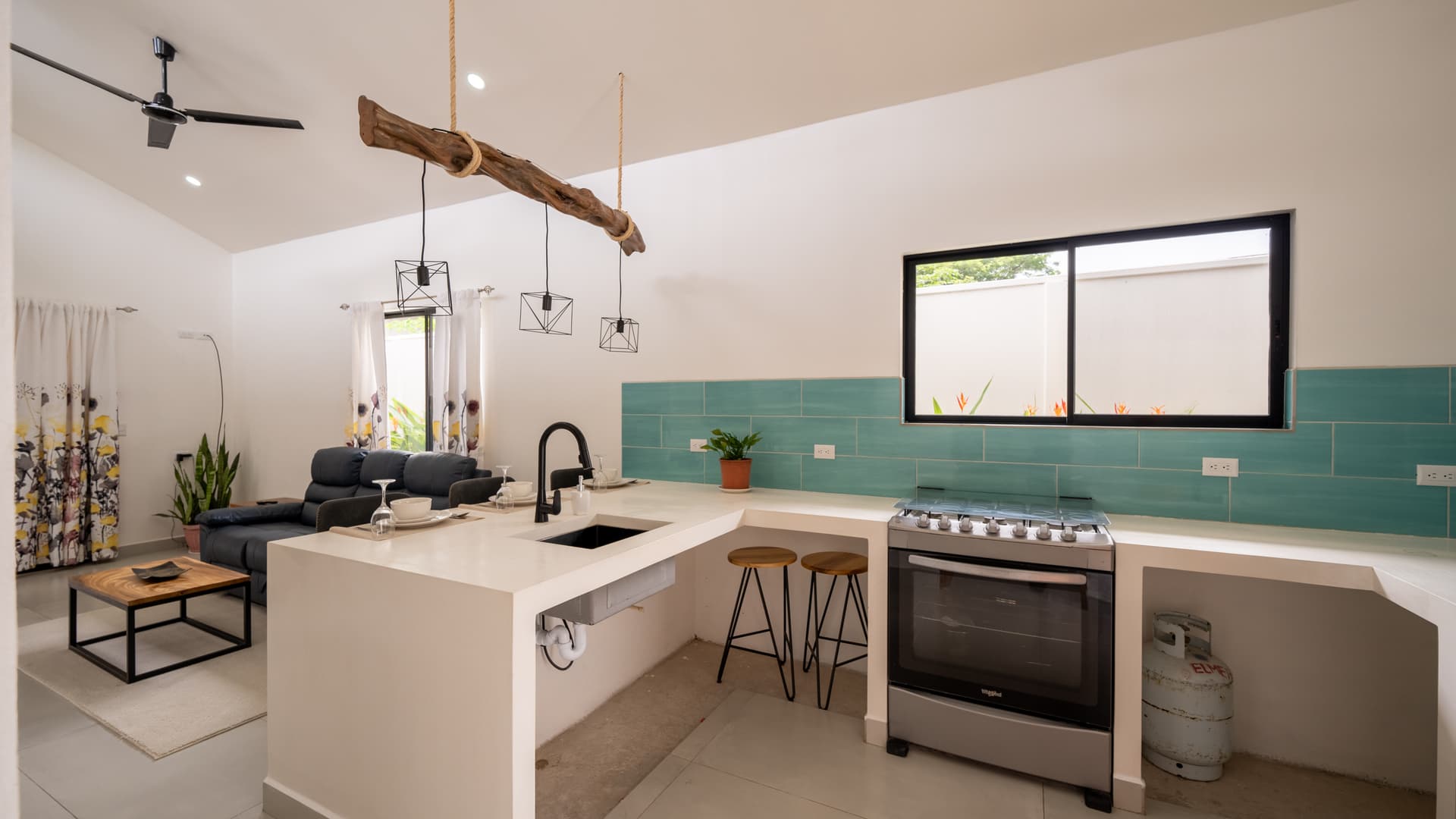 Cuisine moderne Villa Serenidad Samara cuisine contemporaine avec îlot à l’intérieur de la villa Serenidad, maison à vendre à Samara, Costa Rica