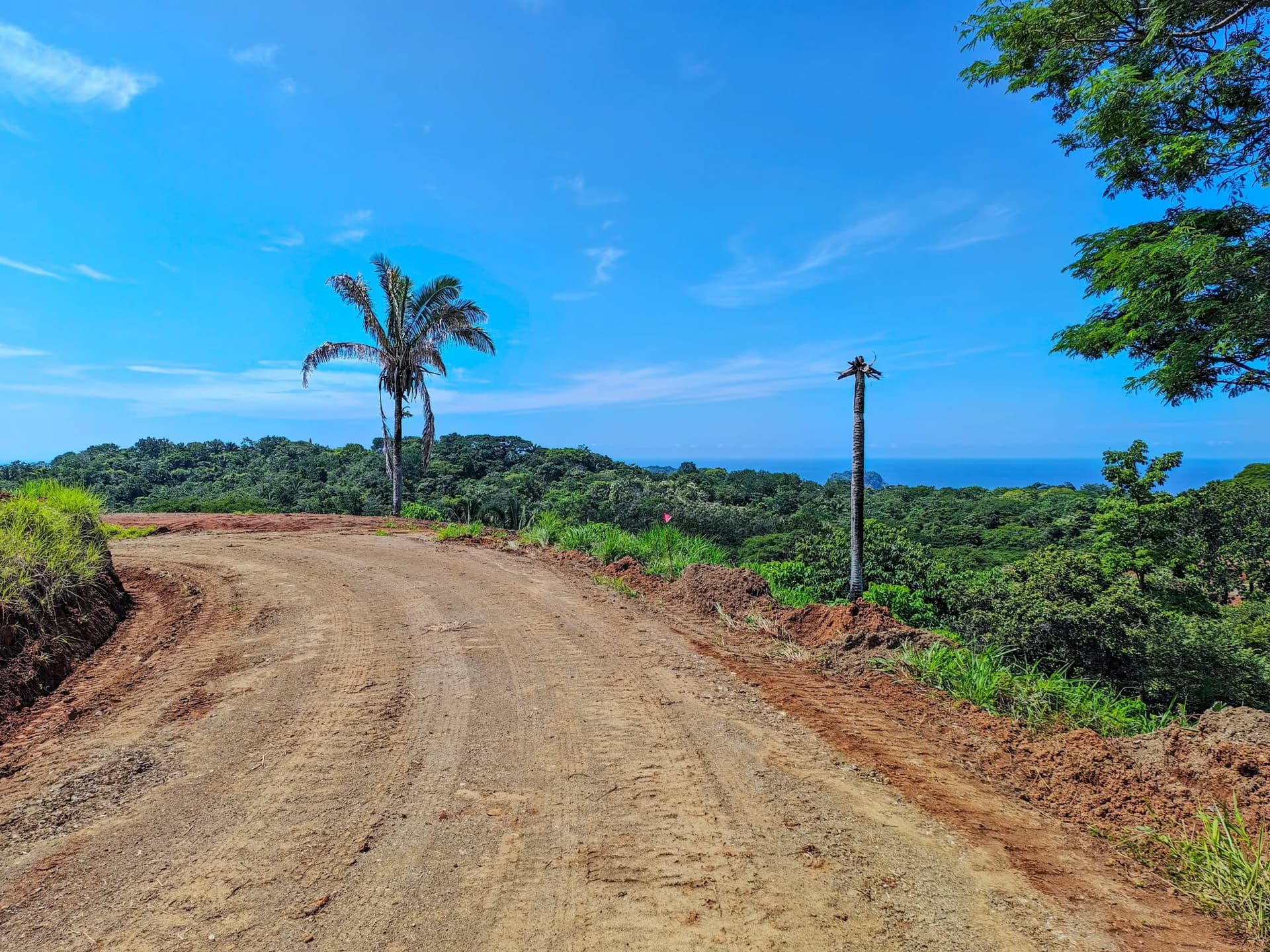Vue sur la route d’accès chemin d’accès au lot 15 Samara avec vue sur la mer au fond