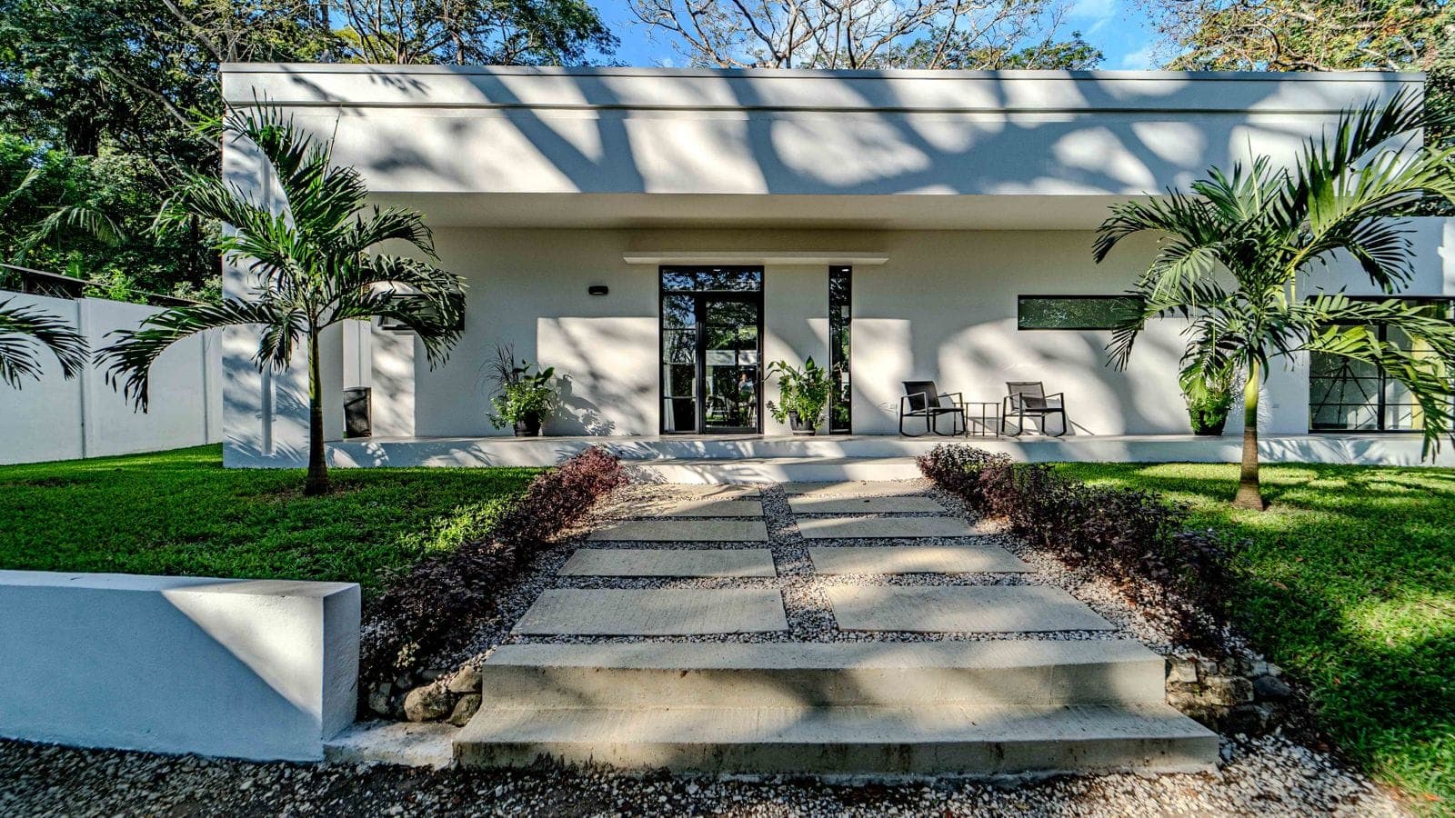 Entrée principale de la villa Snow Samara entrée de maison moderne neige villa buena vista samara costa rica