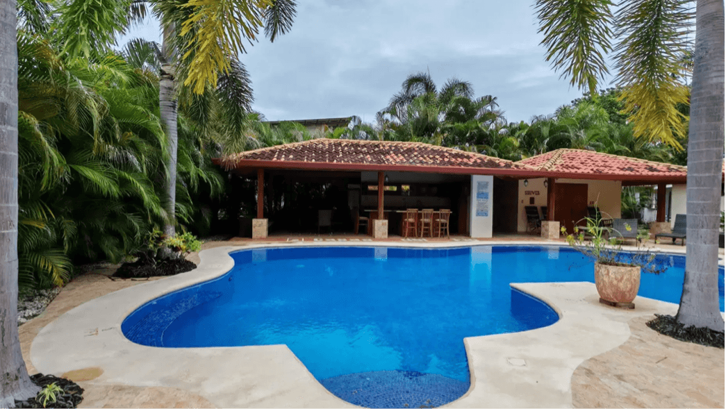 Zone de piscine de la villa River à Samara espace piscine villa en bord de riviere Casas del Rio Samara Costa Rica