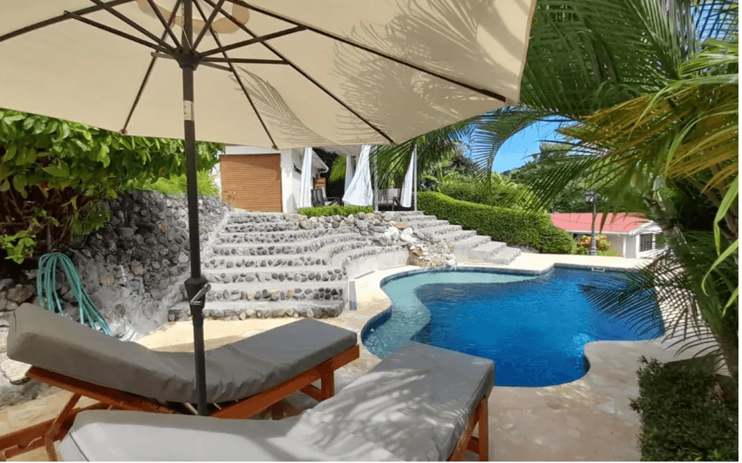 Villa Diamond Mountain avec terrasse et piscine terrasse avec piscine et chaises longues samara costa rica villa