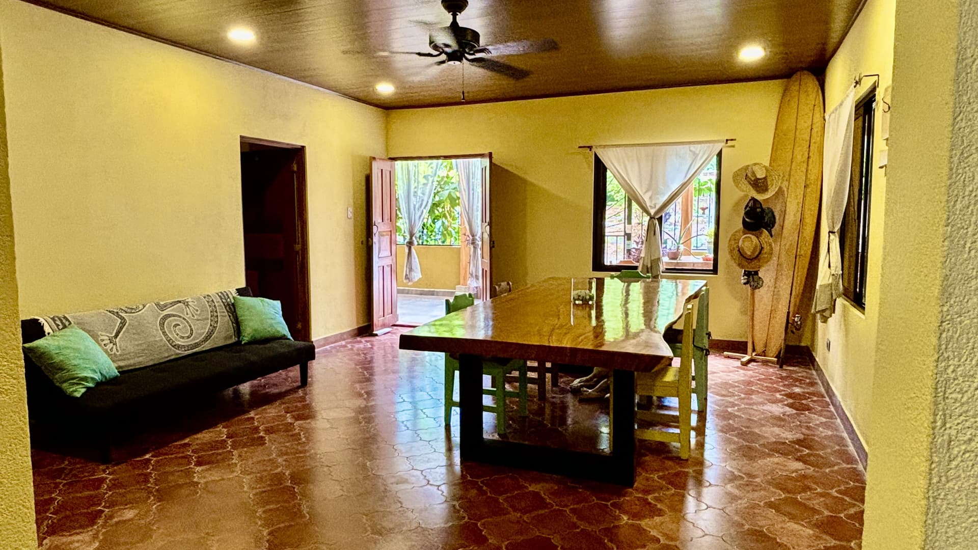 Intérieur du salon Villa Puerto Carrillo salon spacieux toucan beach villa costa rica