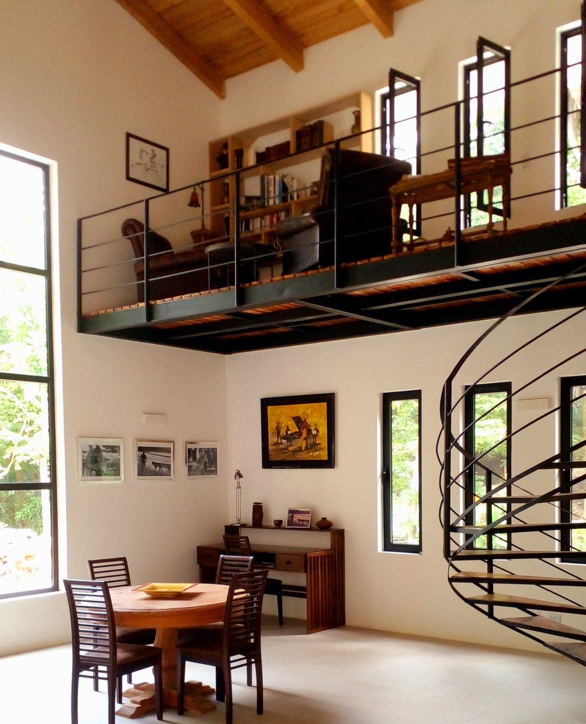 Séjour à haut plafond Samara Jungle Villa salon spacieux avec de hauts plafonds à l’intérieur d’une villa jungle à vendre à Samara, Costa Rica