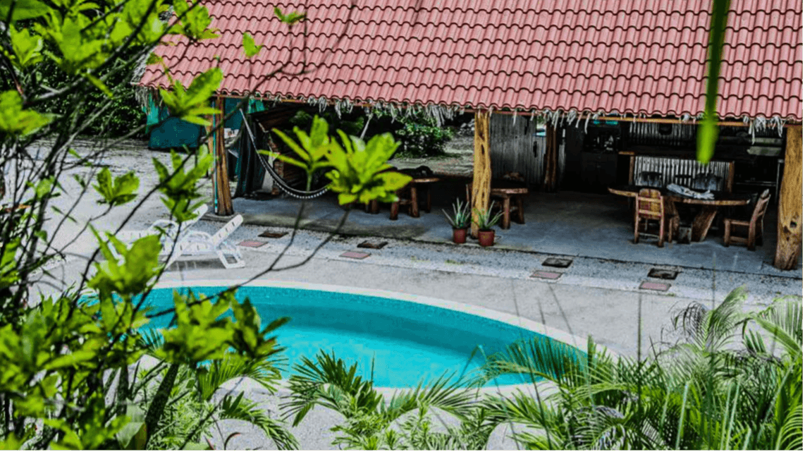 Zone de piscine à eau salée tropical yoga retraite piscine Costa Rica