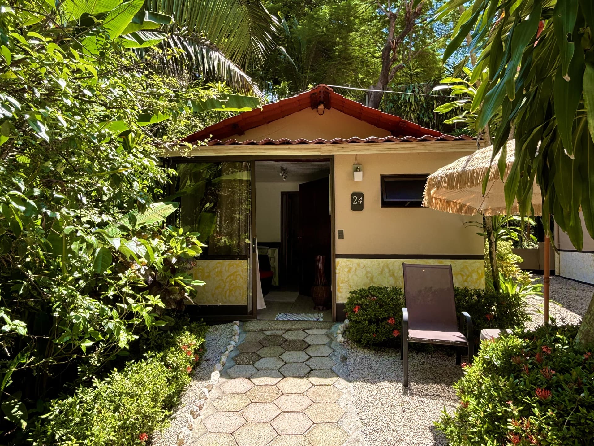 Entrée du jardin de l'hôtel Samara oasis tropical de jardin à l’entrée de l’hôtel Oasis del Pacifico Samara