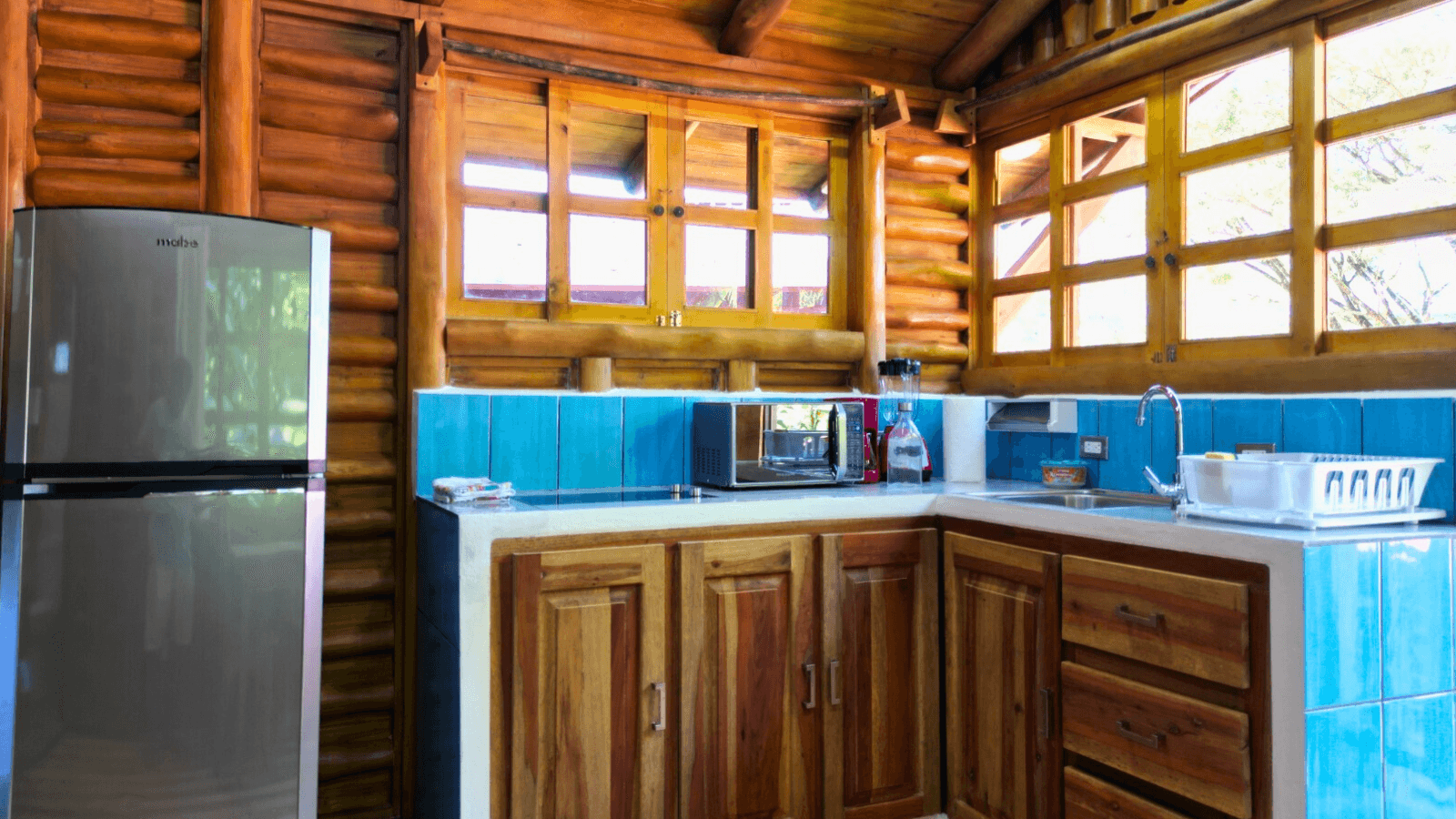 Intérieur de cuisine rustique Cabane jungle cuisine rustique en bois à l'intérieur d'une cabane cabañas el descanso samara costa rica