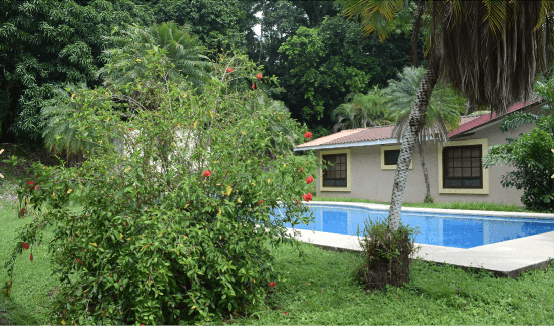 Villa espagnole avec vue extérieure sur la piscine villa espagnole extérieur piscine jardin puerto carrillo
